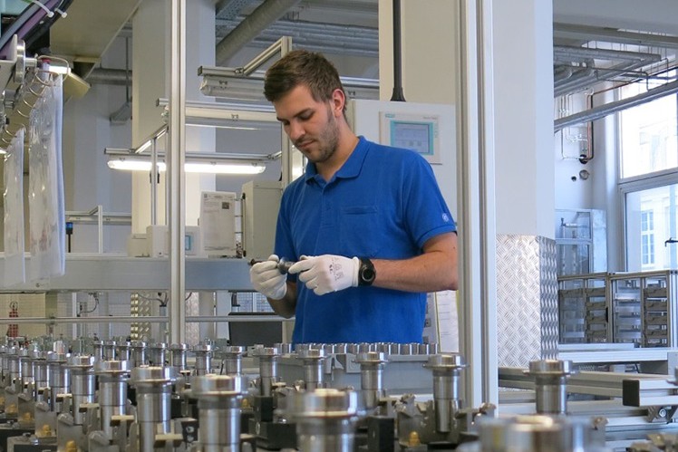 ZF Mitarbeiter aus Steyr bei der Arbeit