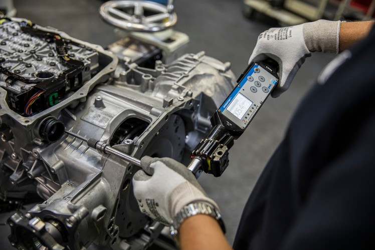 ZF Mitarbeiter vor einem Auto