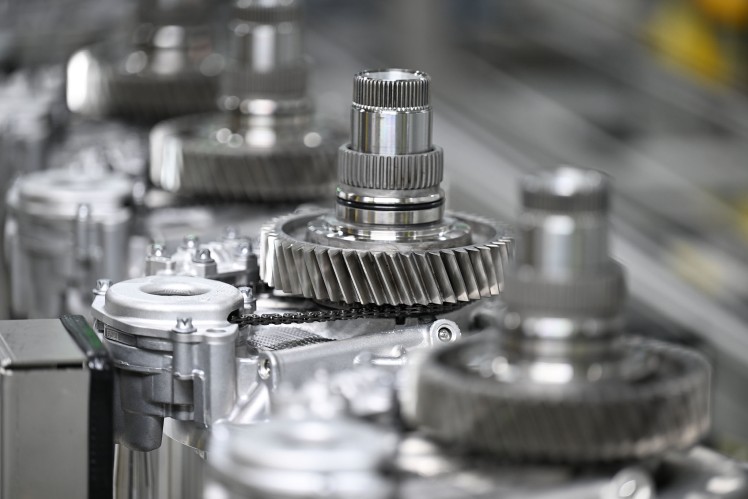 ZF Mitarbeiter aus Steyr bei der Arbeit