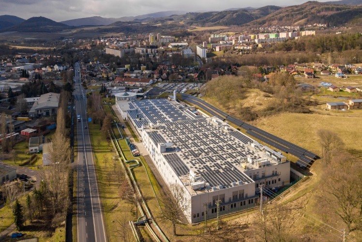 Letecký pohled na továrnu v Klášterci nad Ohří