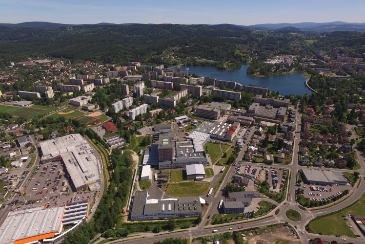 Letecký pohled na továrnu ZF v Jablonci nad Nisou