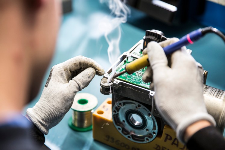 Zaměstnanci ZF při montáži výrobku