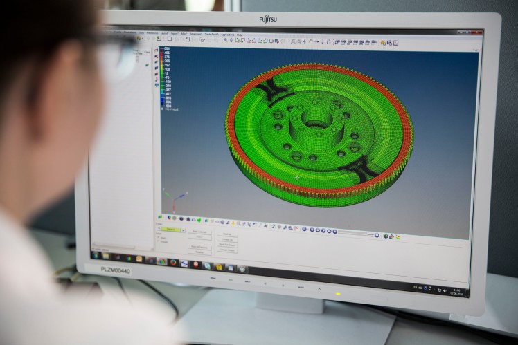 Zaměstnanci ZF pracující na počítači při úpravě renderu