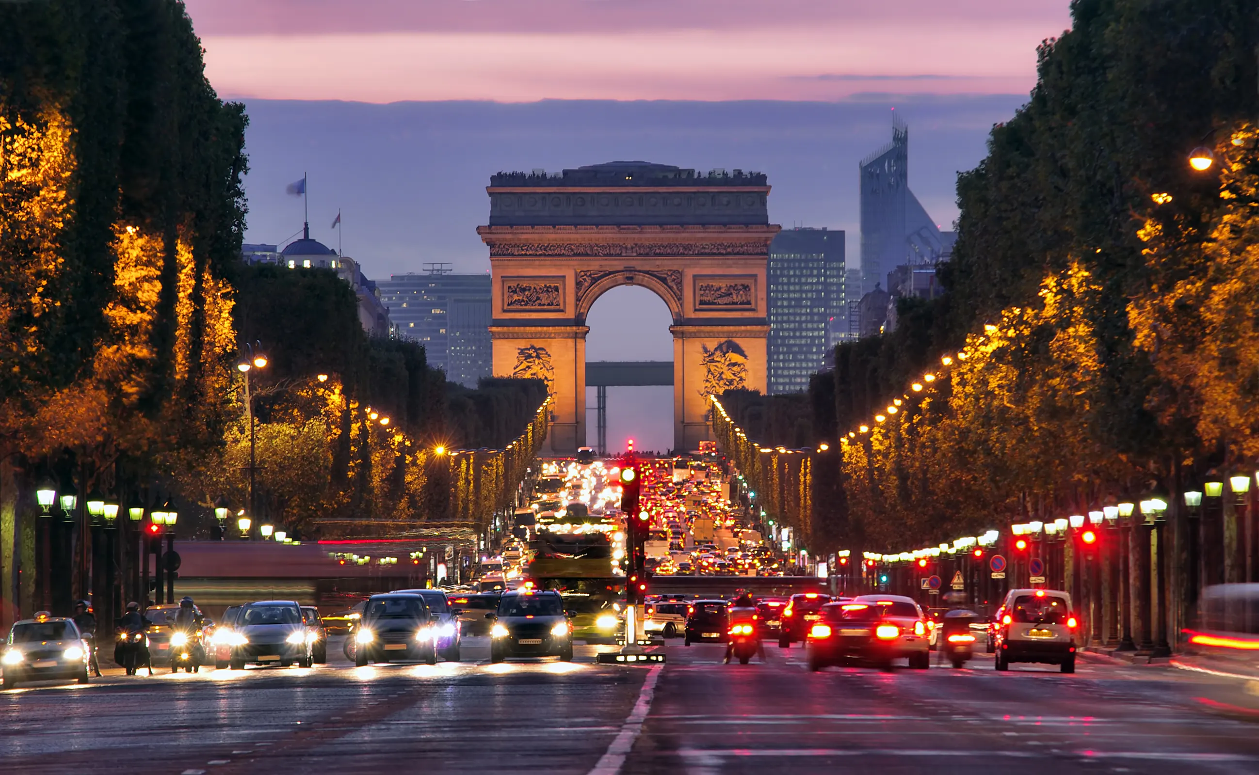 Circulation devant l'Arc de Triomphe