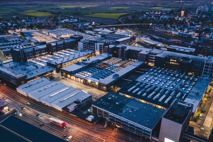 Luftaufnahme des ZF Werks in Schweinfurt bei Nacht