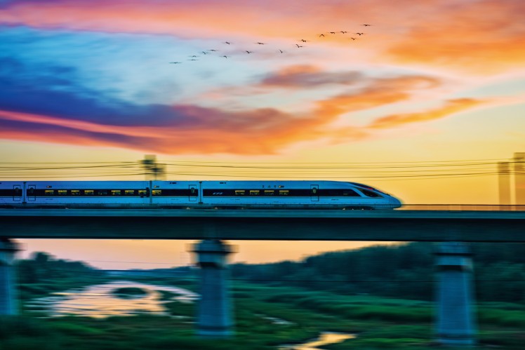 Zug auf einer Brücke