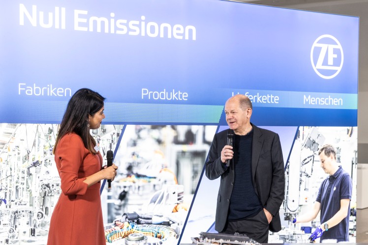 Dhana Kad during the visit of German Chancellor Olaf Scholz in Friedrichshafen.