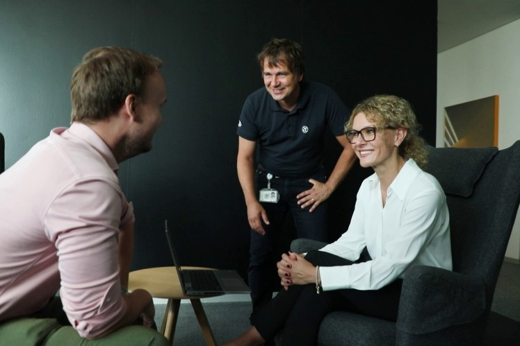 Miriam Beck in discussion with two ZF colleagues