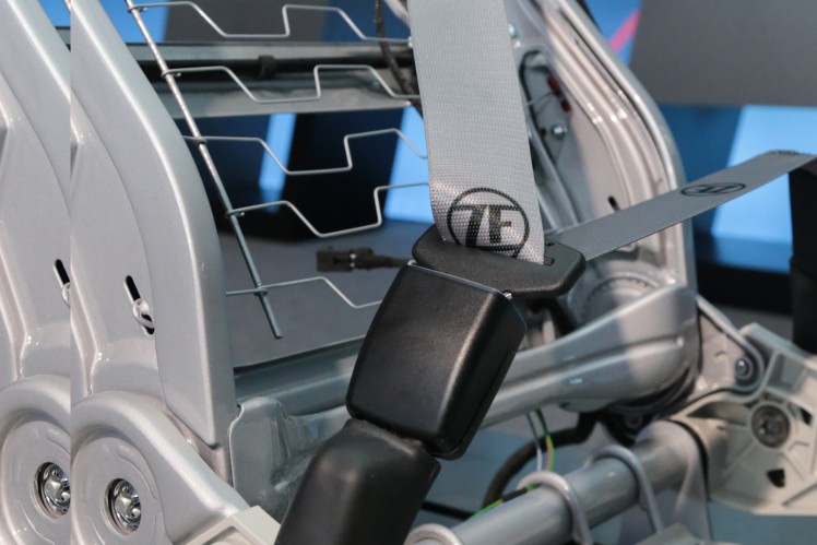 ZF active control retractor