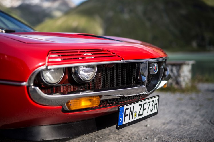 Close-up of the headlights of the Alfa Romeo Montreal