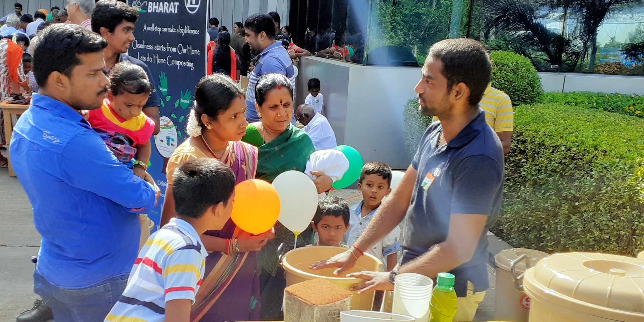 Mitarbeiter erklären, wie das Home Composting in den einfachen Kompostier-Geräten funktioniert.