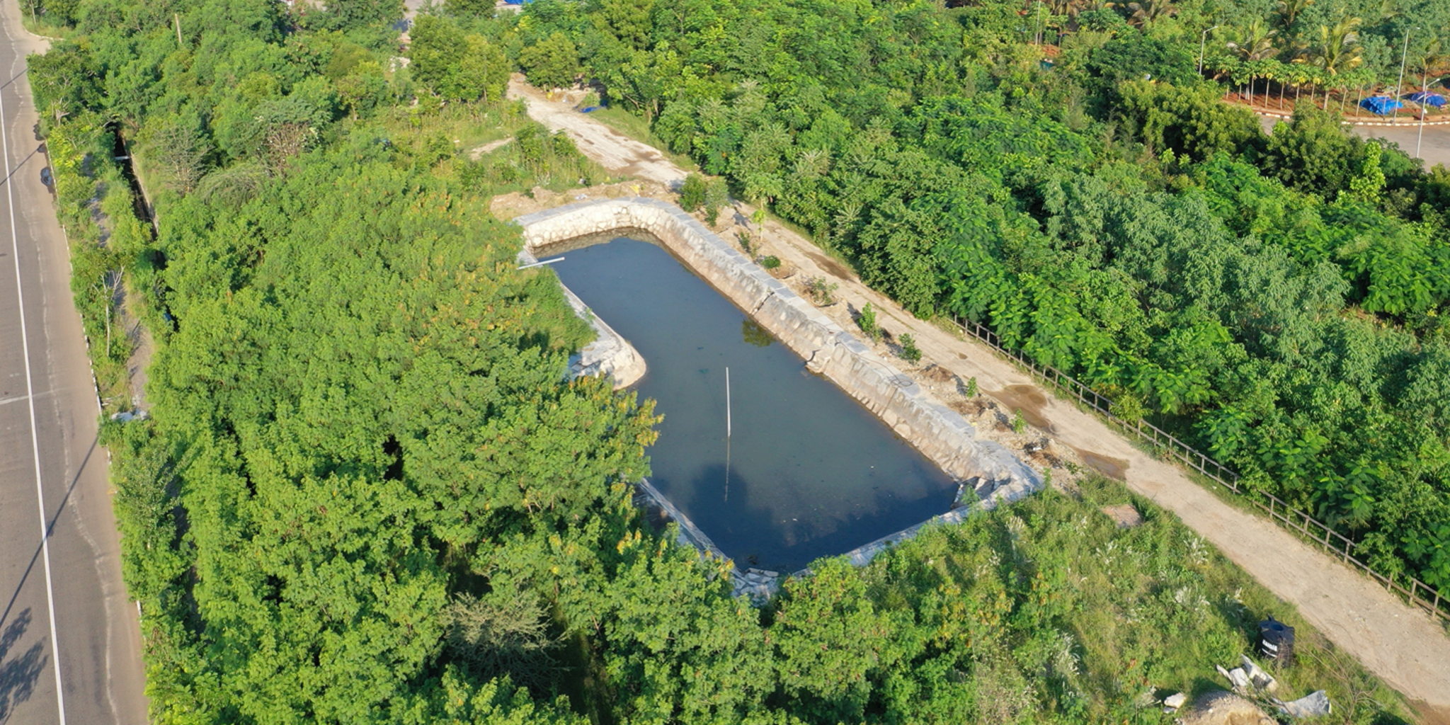 Wo früher nur nackte Erde war, wächst seit einigen Jahren auf dem Werksgelände ein kleiner Wald. Mittendrin der angelegte Teich zur Bewässerung.  