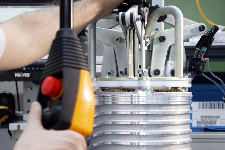 Einbau von Stator und Rotor ins Gehäuse der elektrischen Maschine 