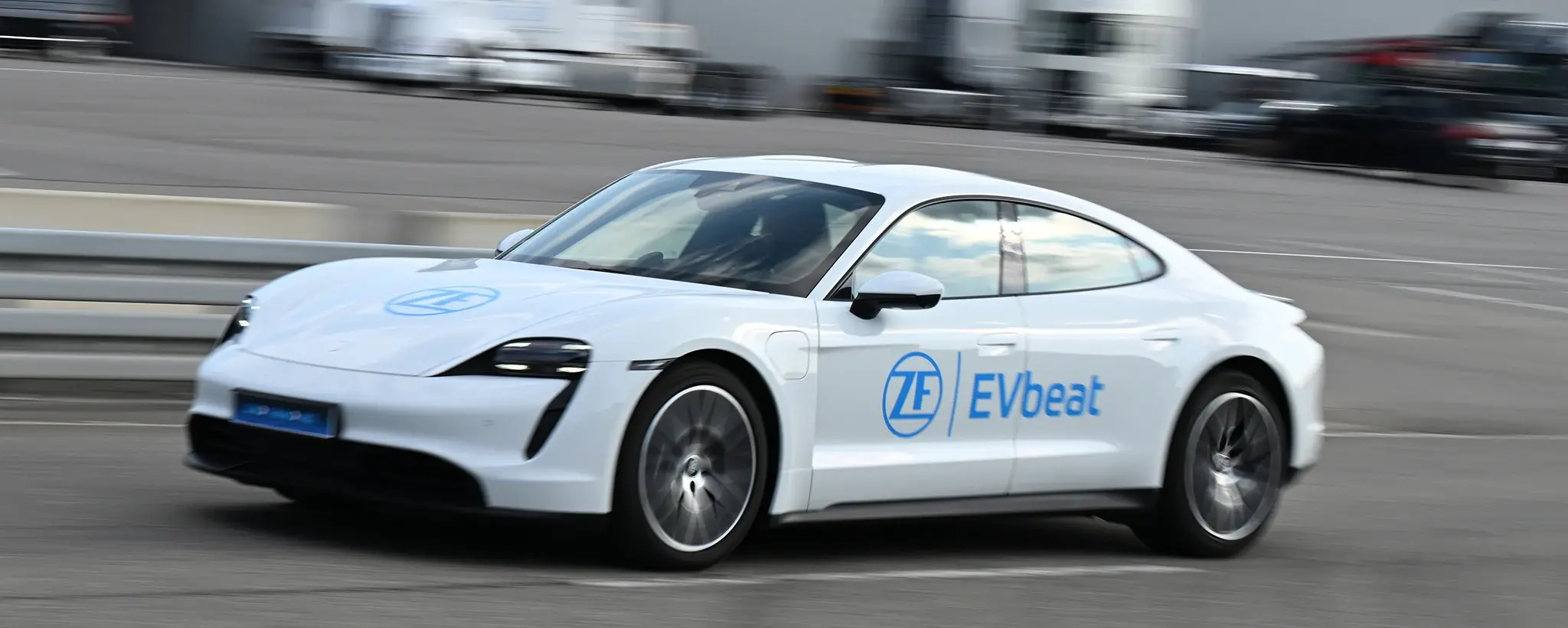 Im elektrischen Konzeptfahrzeug „EVbeat“ kombiniert ZF neu entwickelte Komponenten zu einem hocheffizienten und kompakten Gesamtsystem. Gleichzeitig erfüllt die E-Antriebstechnik der nächsten Generation den Nachhaltigkeitsanspruch des Konzerns.