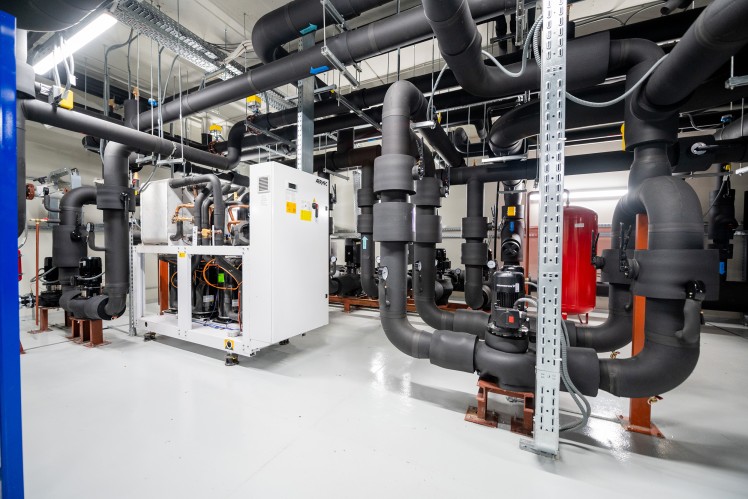 Blick auf den inneren Teil der Wärmepumpen, die das Gebäude ohne den Einsatz von Gas oder Öl beheizen.