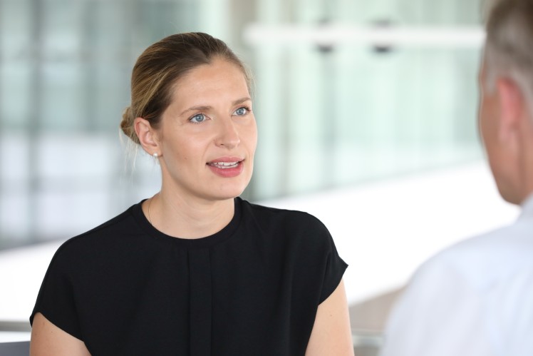 Bild von Jasmina Brancazio, ZF Human Rights Officer at ZF, in einer Interviewsituation.
