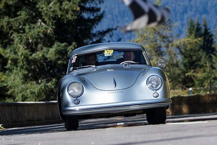 Porsche verwendete schon bereits ab dem ersten Sportwagenmodell von Ferry Porsche, dem Typ 356, auch Lenkungen von ZF. 