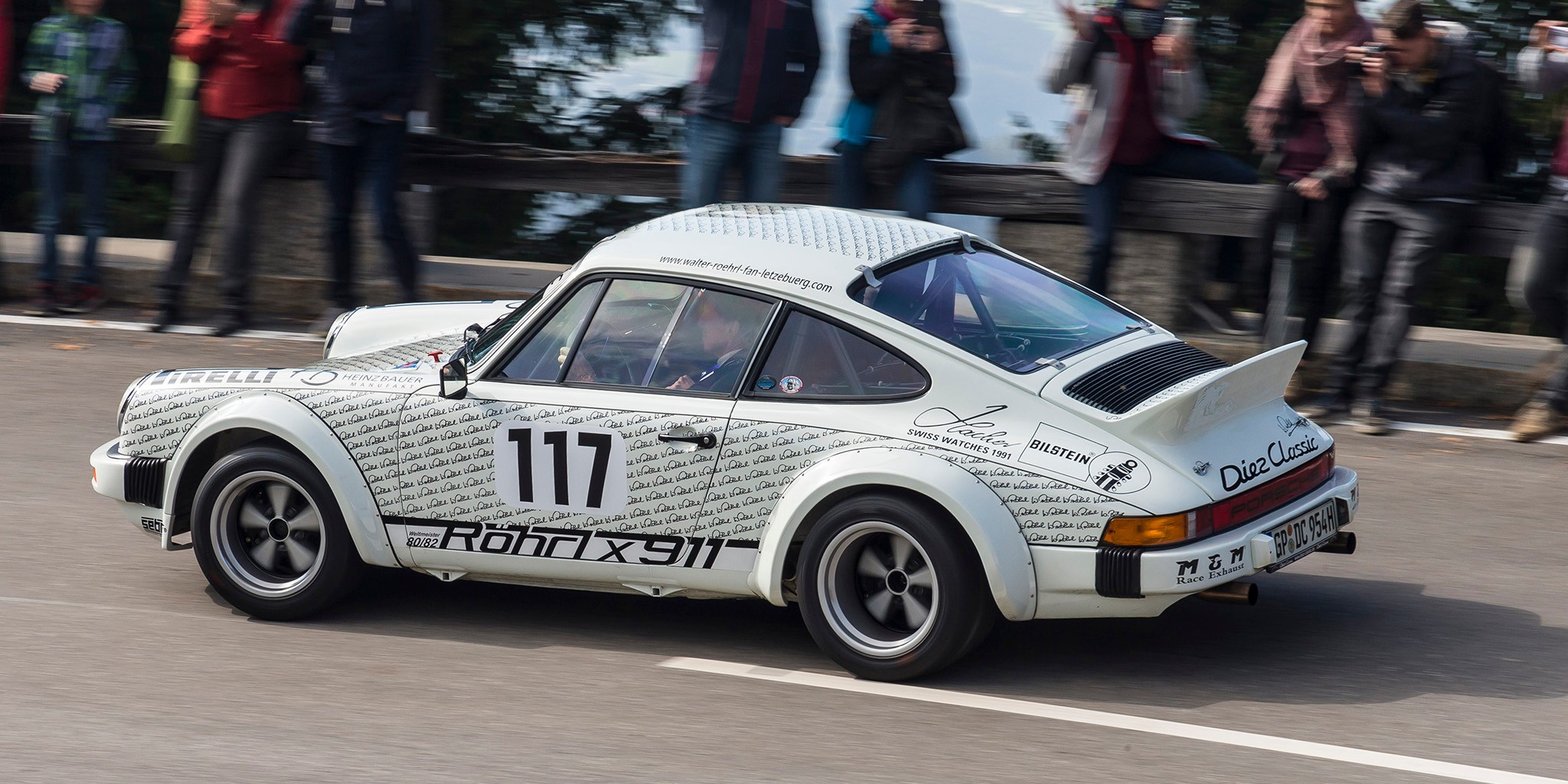 In diesem 911er sitzt kein Geringerer als Walter Röhrl selbst am Steuer. Die fast 380 PS bei 4000 U/min steuert er mit ZF-Sperrdifferential.