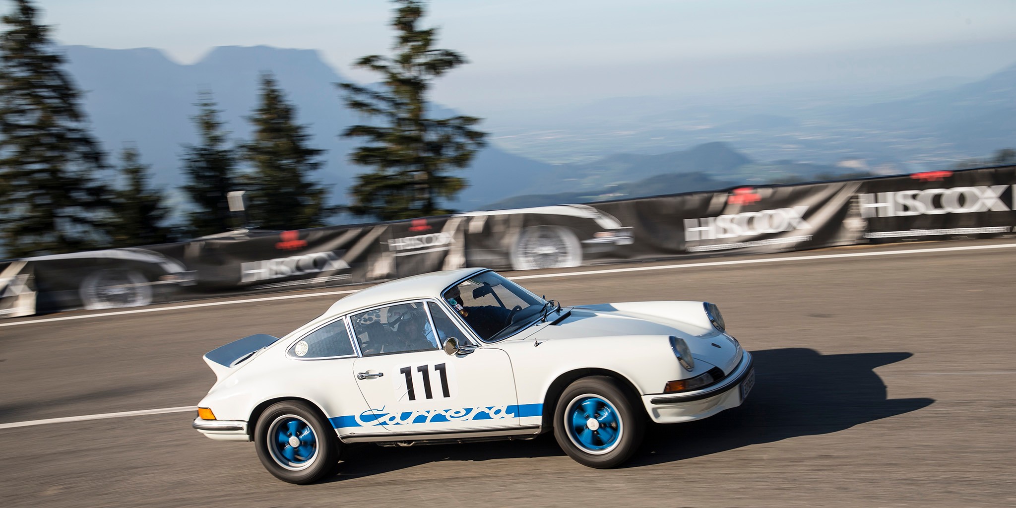Der Porsche 911 RS war seiner Zeit der schnellste deutsche Serienwagen und gleichzeitig das erste Serienmodell mit Bug- und Heckspoiler. Er war ausgestattet mit Selbstsperrdifferential und Lenkung von ZF und wurde als 911 Carrera RS 2.7 im Oktober 1972 auf dem Autosalon Paris vorgestellt.
