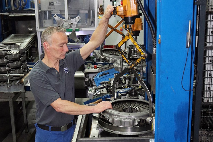 The Bielefeld site focuses on industrial remanufacturing. Here, the individual, remanufactured components of a clutch are assembled.
