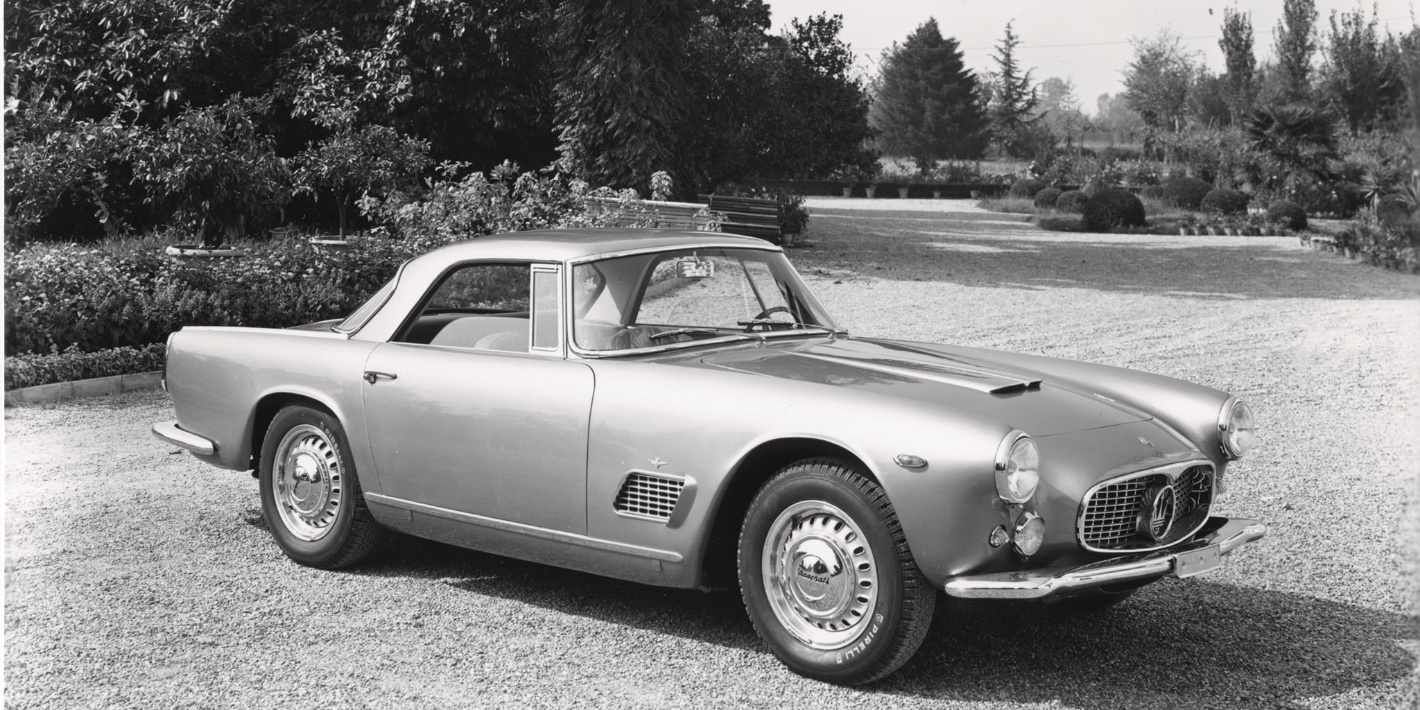 An old customer brochure with the motif of the Maserati 3500 GT.