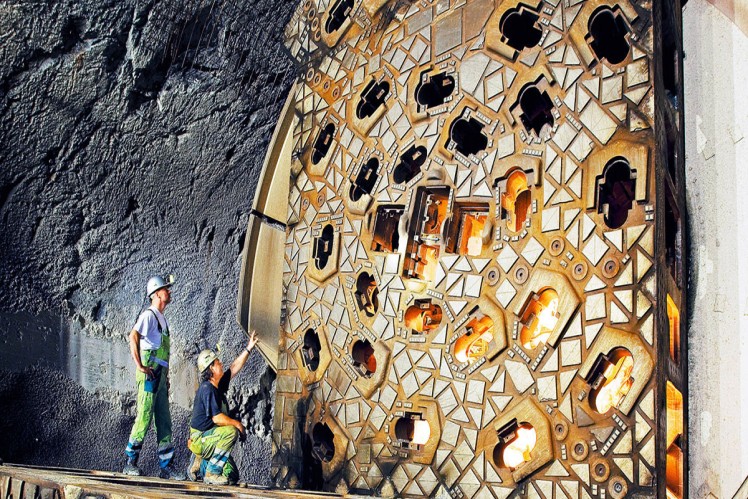Demontage der Tunnelbohrmaschine (TBM) in der Oströhre des Gotthard-Basistunnels 