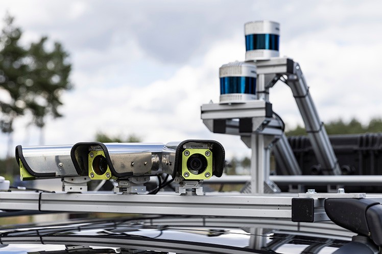 Kameras und Lidar-Sensoren sind auf dem Dach eines Testfahrzeugs angebracht. 