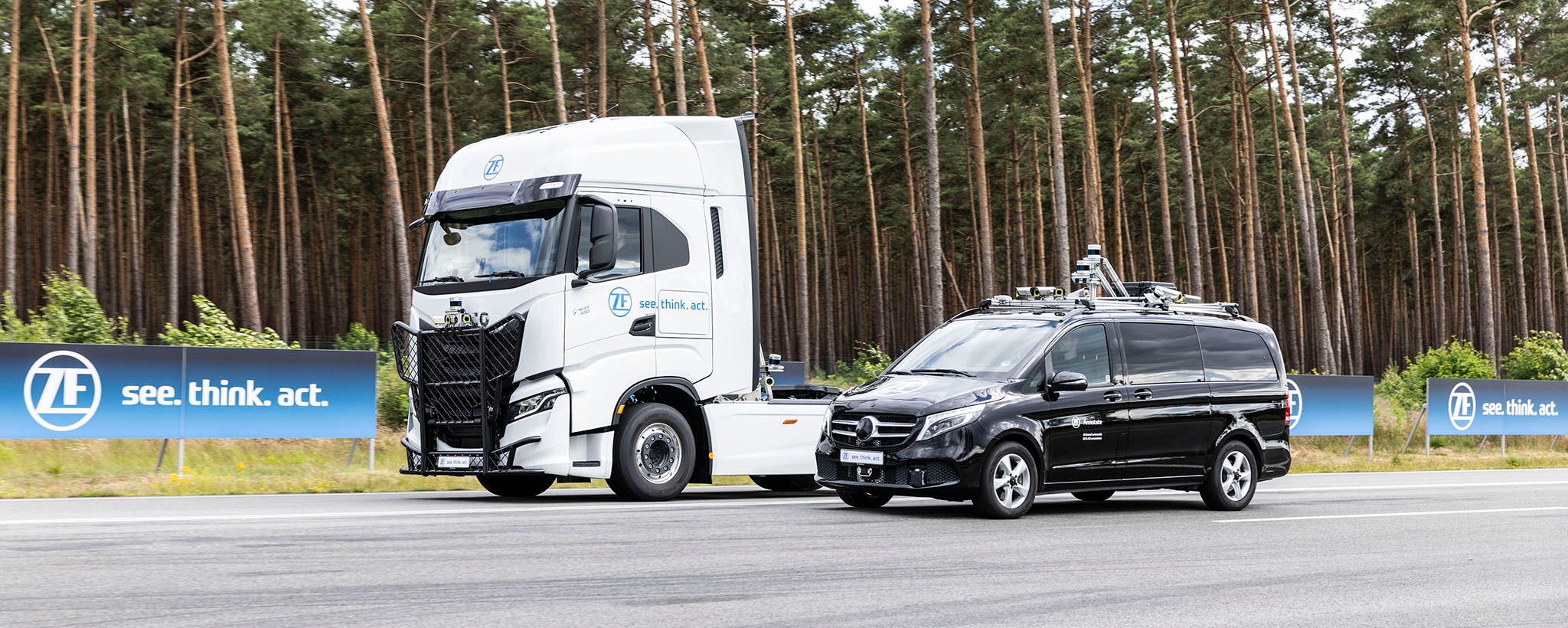 Bild von zwei fahrenden ZF-Fahrzeugen mit ZF Annotate Technik