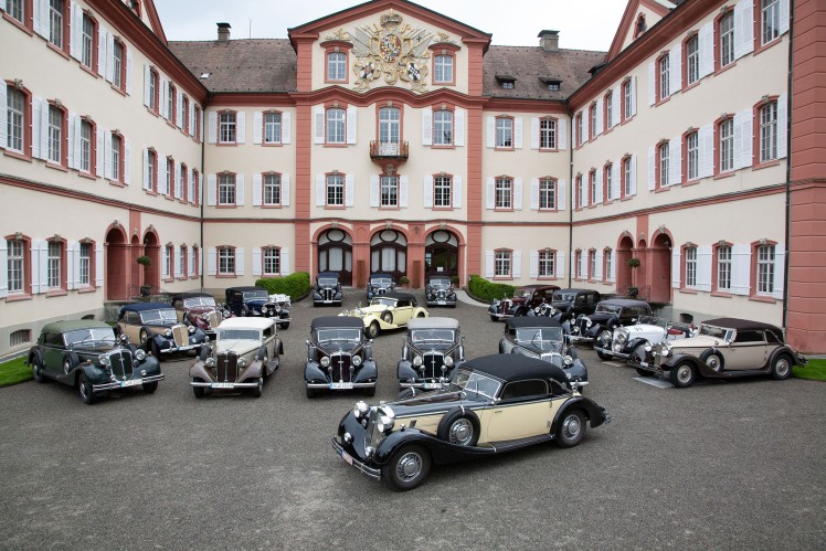 A group of different Horch cars stand in the courtyard of Mainau Island.