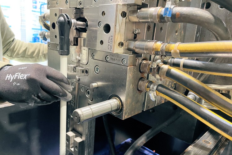 Anlage, die den Kugelzapfen und das Verbindungselement der Stabilisatoranbindung mit Kunststoff umspritzt.