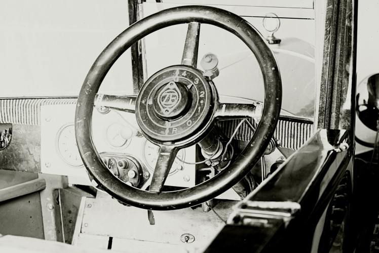 Auf einem Bild in schwarz-weiss ist ein Lenkrad zu sehen mit integrierter Gangwahl und ZF-Logo.