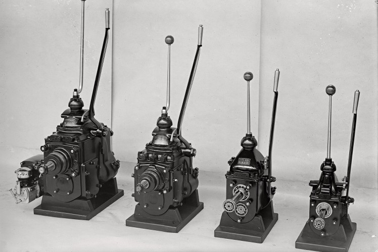 Auf einem Bild in schwarz-weiss sind nebeneinander vier alte Knüppelgetriebe ausgestellt.