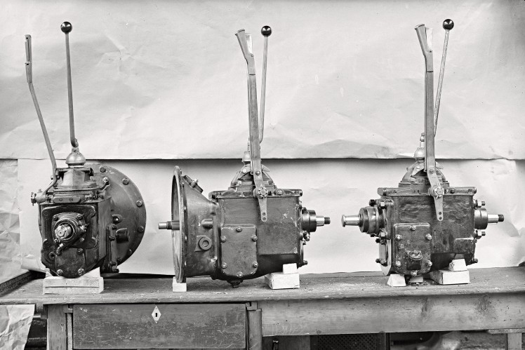 Auf einem Bild in schwarz-weiss sind drei Getriebe vom Typ DK 50 und Dkb 50 ausgestellt.