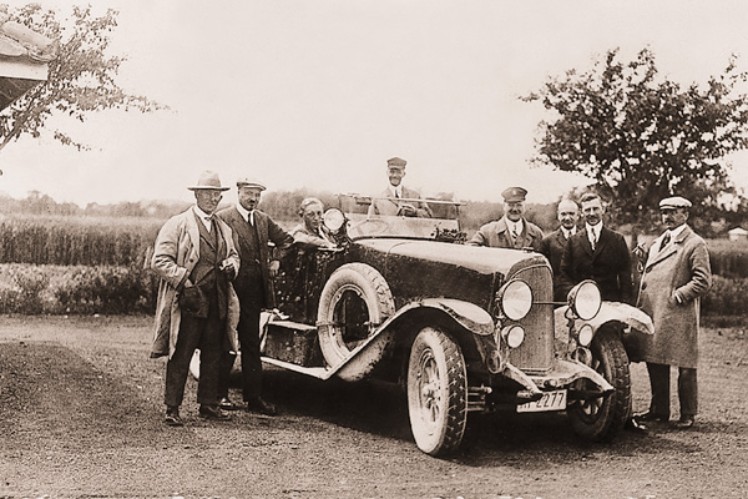 Die Vorstände Graf Soden (Zweiter von rechts), Cappus (Dritter von rechts) und Fabrikationsleiter Dolt (Zweiter von links).