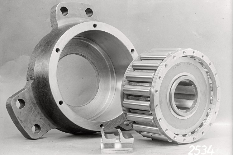 Auf einem Bild in schwarz-weiss ist ein Freilauf TS 18 schräg von vorne ausgestellt.