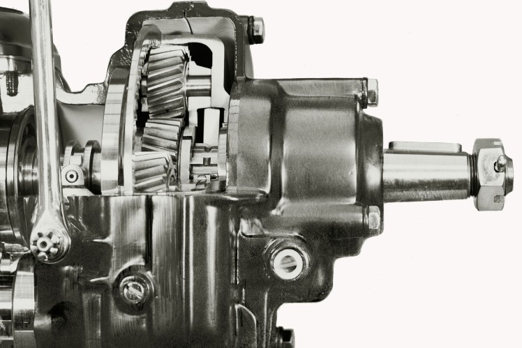 Das Bild in schwarz-weiss zeigt ein aufgeschnittenes Modell vom ZF-Ferngang Fe25 im Anschnitt.