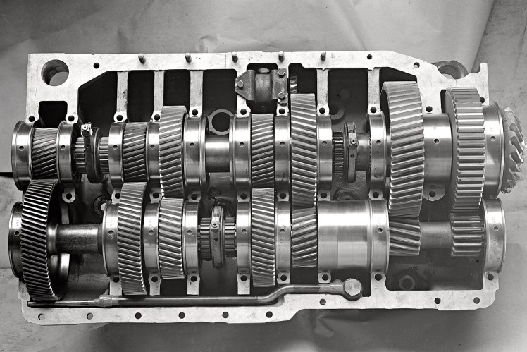 Auf einem Bild in schwarz-weiss ist ein aufgeschnittenes Modell eines ZF-Sechsgang-Getriebes SSG76 von oben zu sehen.