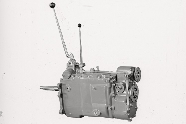 Auf einem Bild in schwarz-weiss ist ein freigestelltes ZF-Getriebe AK 6-50 zu sehen.