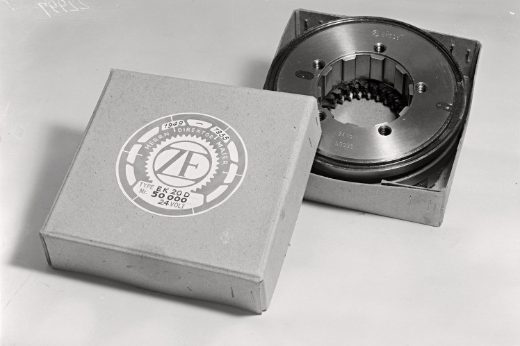 Das Bild zeigt in schwarz-weiss eine Elektrokupplung von ZF in einer geöffneten Verpackung mit ZF-Logo darauf.