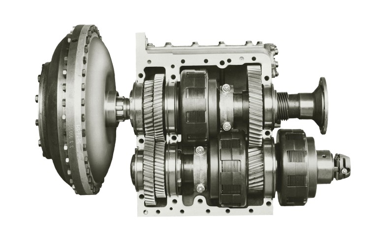 Das Bild zeigt in schwarz-weiss ein freigestelltes Hydromediagetriebe 3 HM 60 von ZF im Anschnitt.
