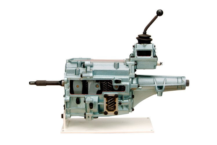 Das Farbbild zeigt ein freigestelltes Synchrongetriebe S 5-18/3 im Anschnitt.