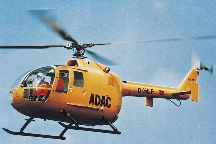 Das Farbbild zeigt einen gelben Hubschrauber BO 105 des ADAC in der Luft.