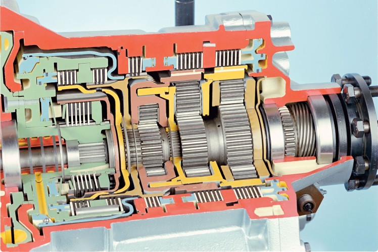 Das Farbbild zeigt die Zeichnung eines aufgeschnittenes Automatgetriebes.