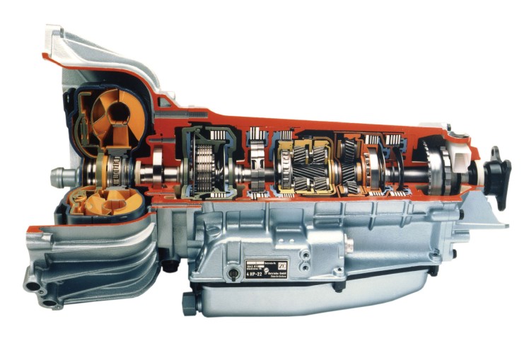 Das Farbbild zeigt ein freigestelltes Schnittmodell vom Automatgetriebe 4 HP 22.