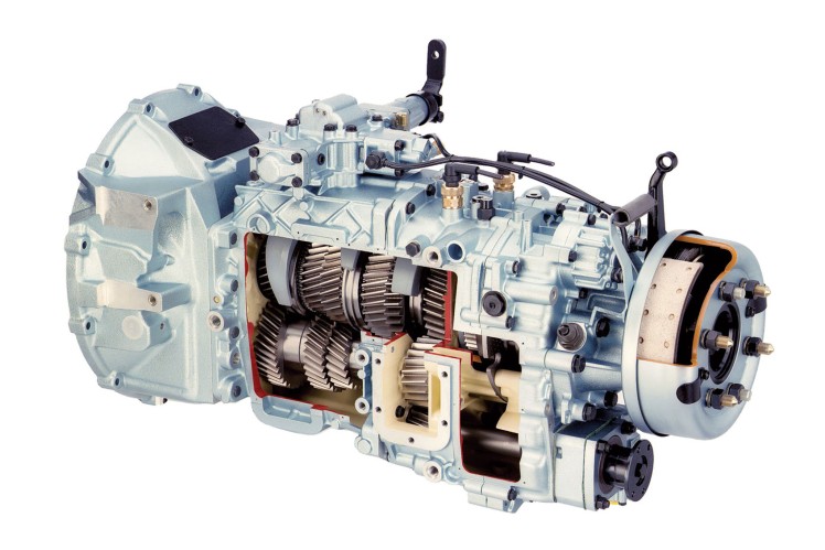 Das Farbbild zeigt ein freigestelltes Schnittmodell vom ZF-Ecomid-Getriebe.