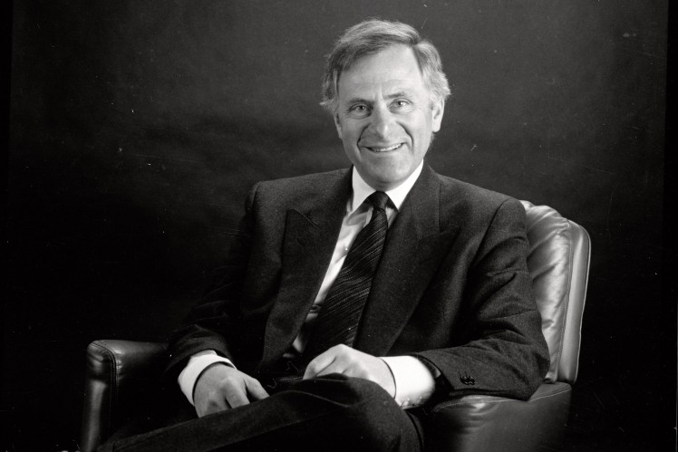 Das Foto zeigt in schwarz-weiss Dr. Klaus Bleyer von vorne, der in einem Ledersessel sitzt. 