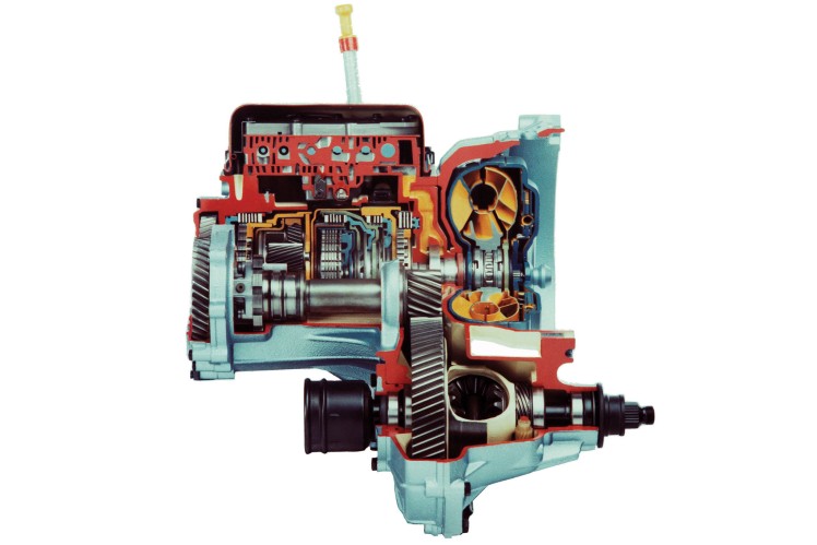 Das Farbbild zeigt ein freigestelltes Schnittmodell vom Pkw-Automatgetriebe 4 HP 18 von ZF.