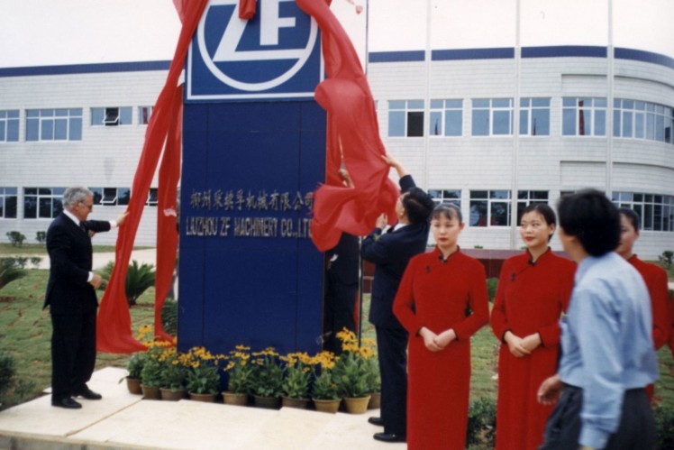 Das Farbbild zeigt die feierliche Enthüllung der ZF-Stele in China.