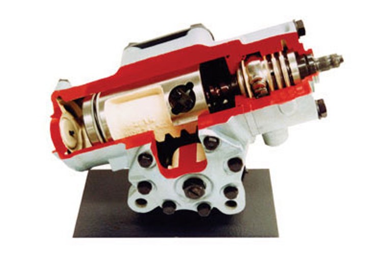 Das Farbbild zeigt ein freigestelltes Schnittmodell einer Kugelmutterhydrolenkung.