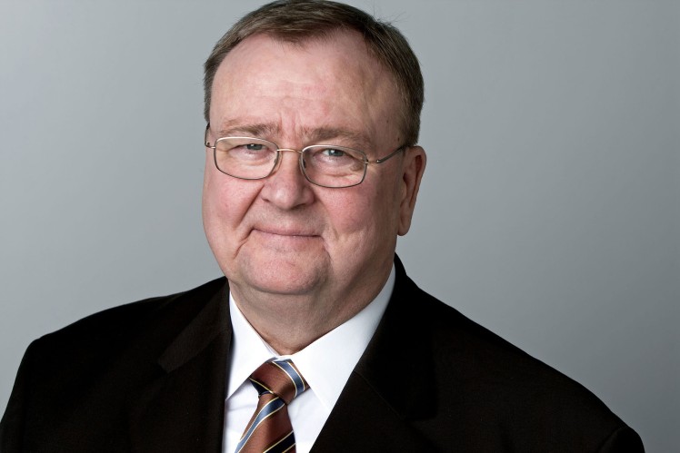 Das Farbbild zeigt Hr. Härter lächelnd von vorne.